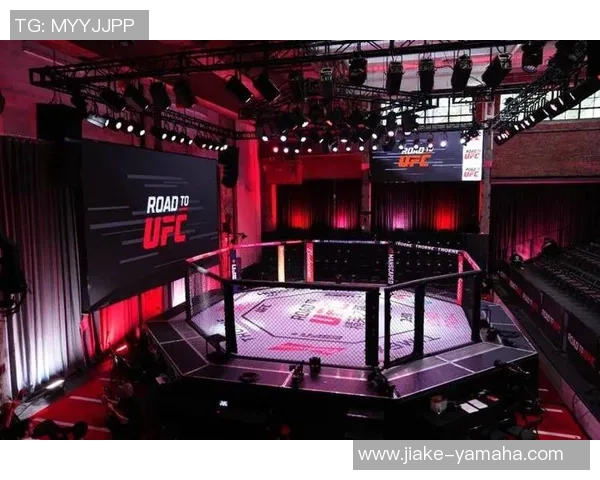 足坛巨星惊喜亮相UFC赛场引发观众热烈欢呼与跨界热议