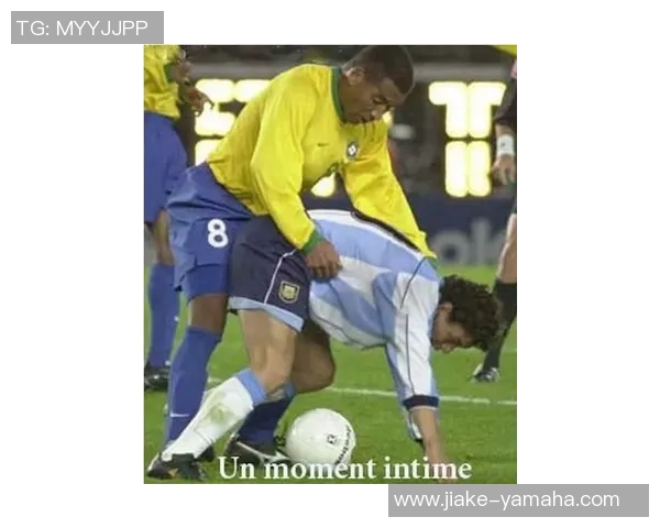 足球巨星与跨界明星同框合影展现不同领域的精彩碰撞与友谊时刻